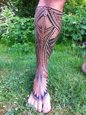  Tatouage maori, polynésien du bas de la jambe sur un homme
